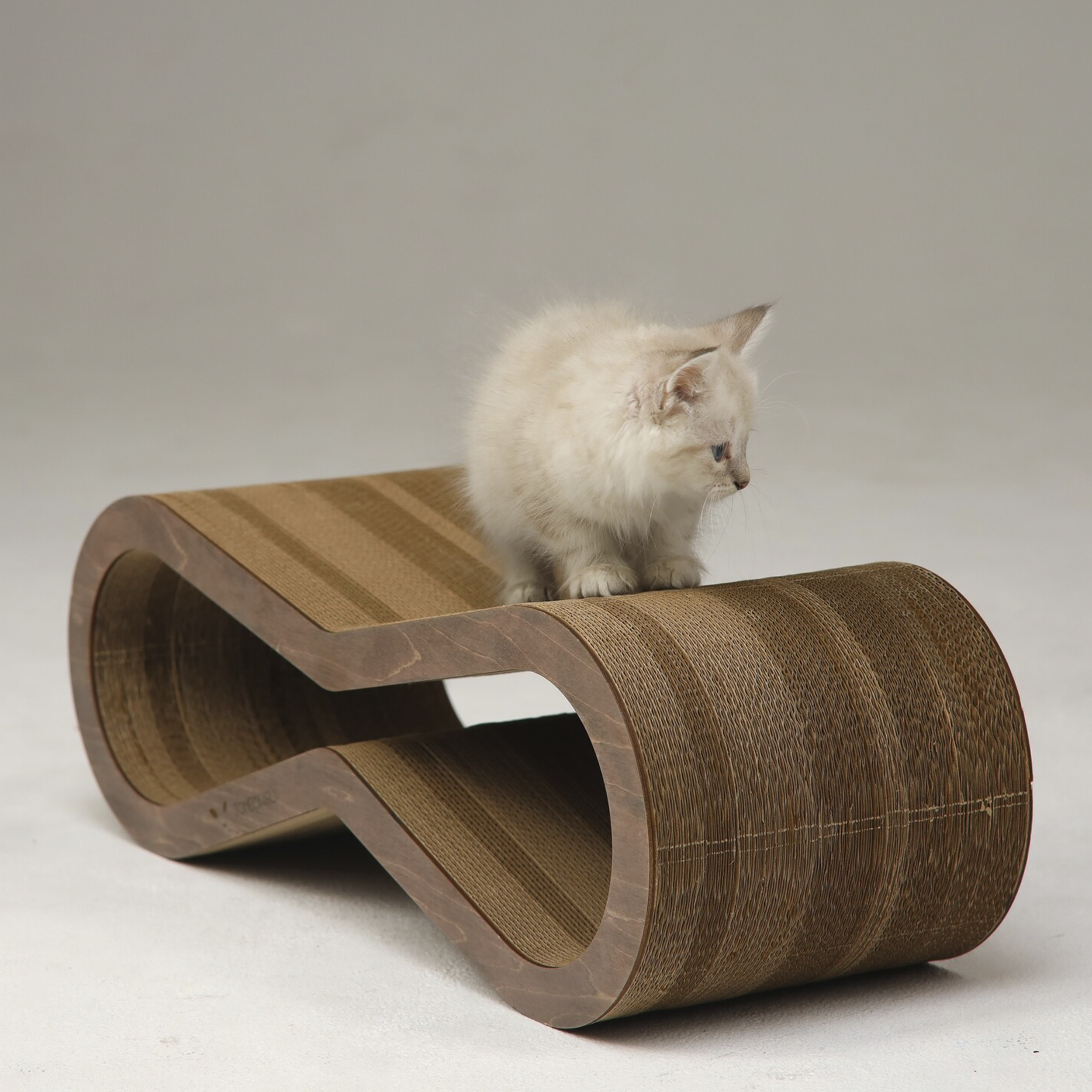 картинка Когтеточка Тумяу PREMIUM Экватор (темное дерево) 60х20х22 см.